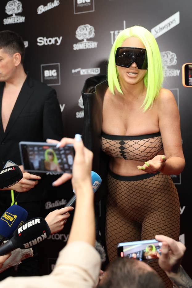 Beograd: Jelena Karleuša neobično odjevena na partyju časopisa Story 