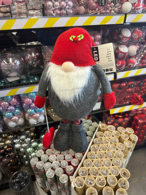 FOTO Trgovci su izvukli božićne ukrase! Pogledajte što se nudi, snježne kugle idu i za 74 eura...