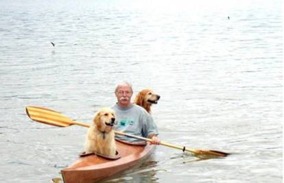Izradio poseban kajak da može veslati sa svojim psima