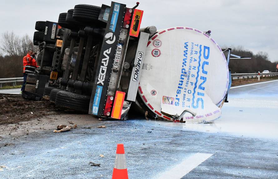 Prevrnula se cisterna na A3 između Okučana i Nove Gradiške, vozač ozlijeđen 