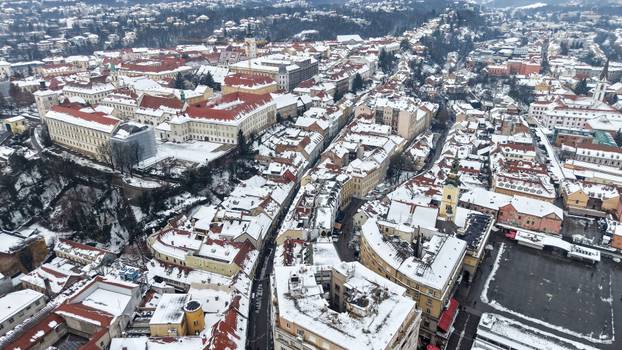 Pogled iz zraka na centar Zagreba prekriven snijegom