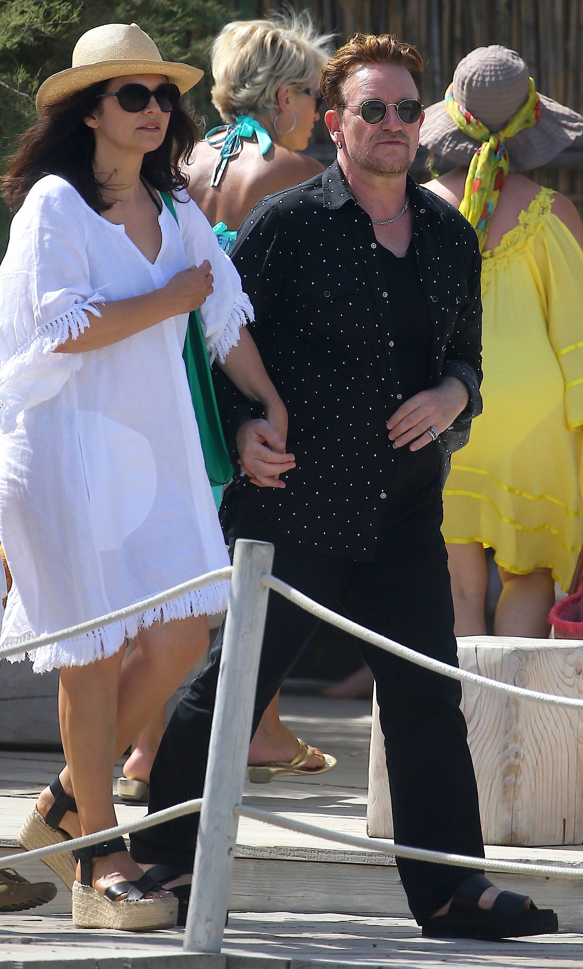 Le chanteur Bono et sa femme Ali Hewson quittent le club 55 à Saint-Tropez