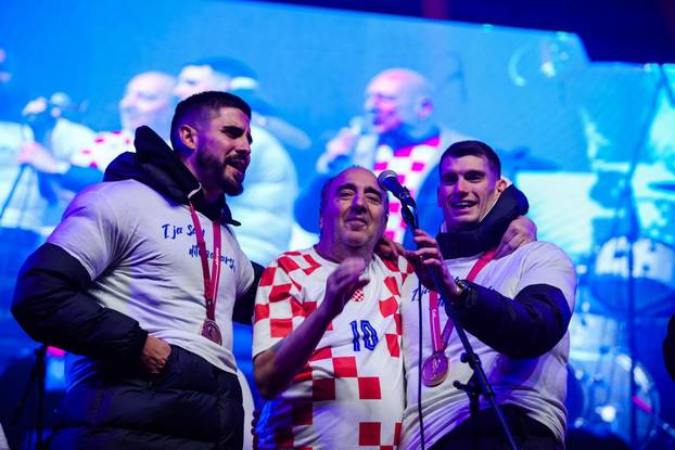 Zadar: Livaković i Erlić na bini u društvu Mladena Grdovića pjevali okupljenima