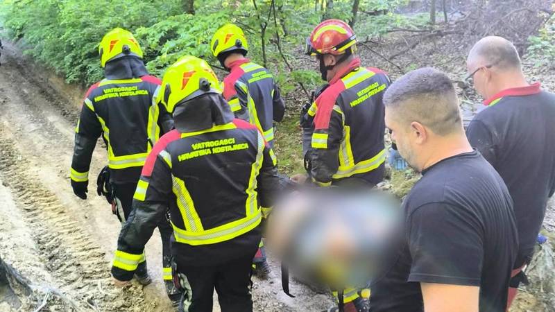 Na muškarca pale klade, morali su ga spašavati helikopterom...