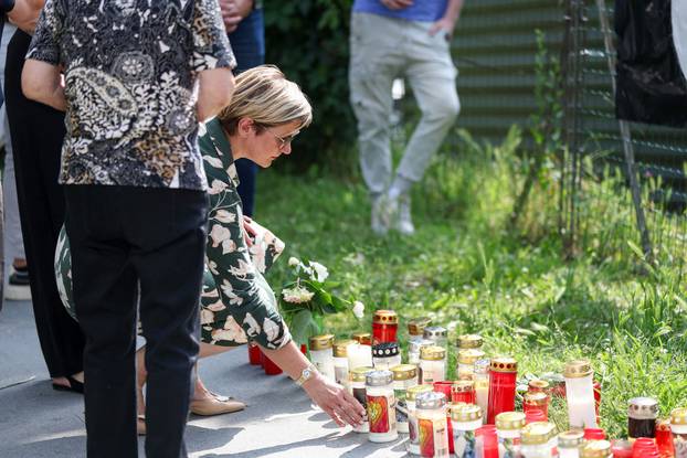 Graz: Dan nakon pokolja u školi brojni građani i učenici polažu cvijeće i pale svijeće za ubijene