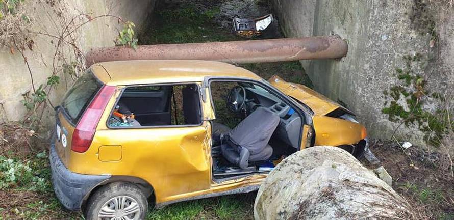 Auto u kanalu: Vozač je teško ozlijeđen, suvozač (17) lakše