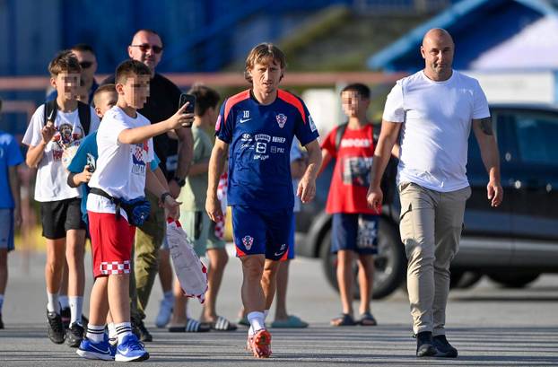 FOTO To ti je tako kad si Luka Modrić: Mali navijači 'opkolili' kapetana dok je išao na trening