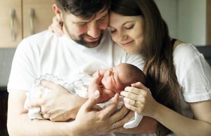 Tehnika 'hodaj pa sjedi' pomaže roditeljima lakše uspavati bebe