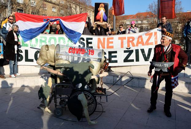 Zagreb: Prosvjednici protiv COVID potvrda na Trgu žrtava fašizma doveli zlatno tele