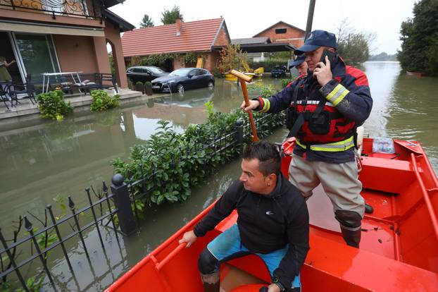 Poplavljeno naselje Brodarci uz rijeku Kupu, stanovnici spašavali  životinje 