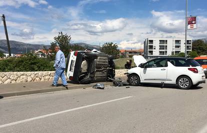 Sudar u Splitu: Auto je završio na boku, a dvoje ljudi u bolnici