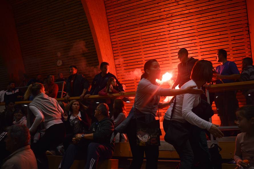 Ozlijeđena maskota: Stampedo na dječjoj utakmici zbog baklje