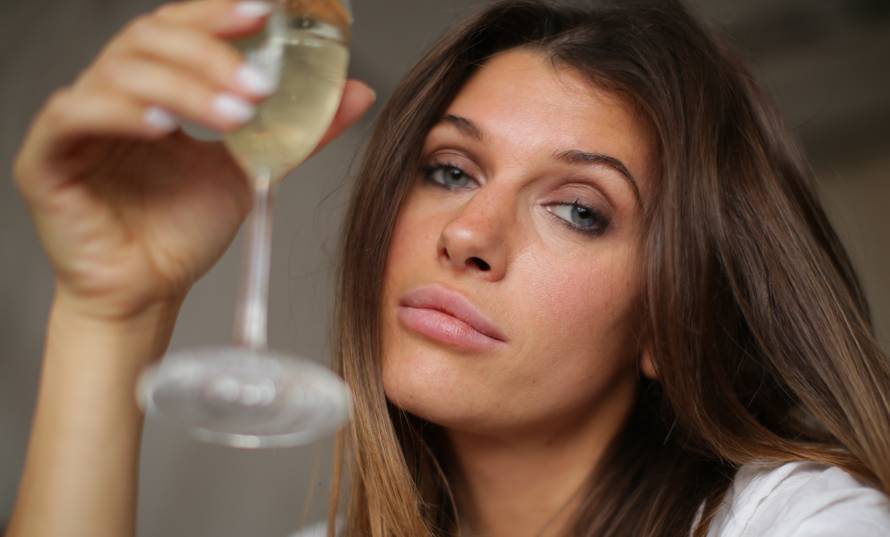 Alkohol nas poružnjuje, stvara podočnjake i čini kožu suhom