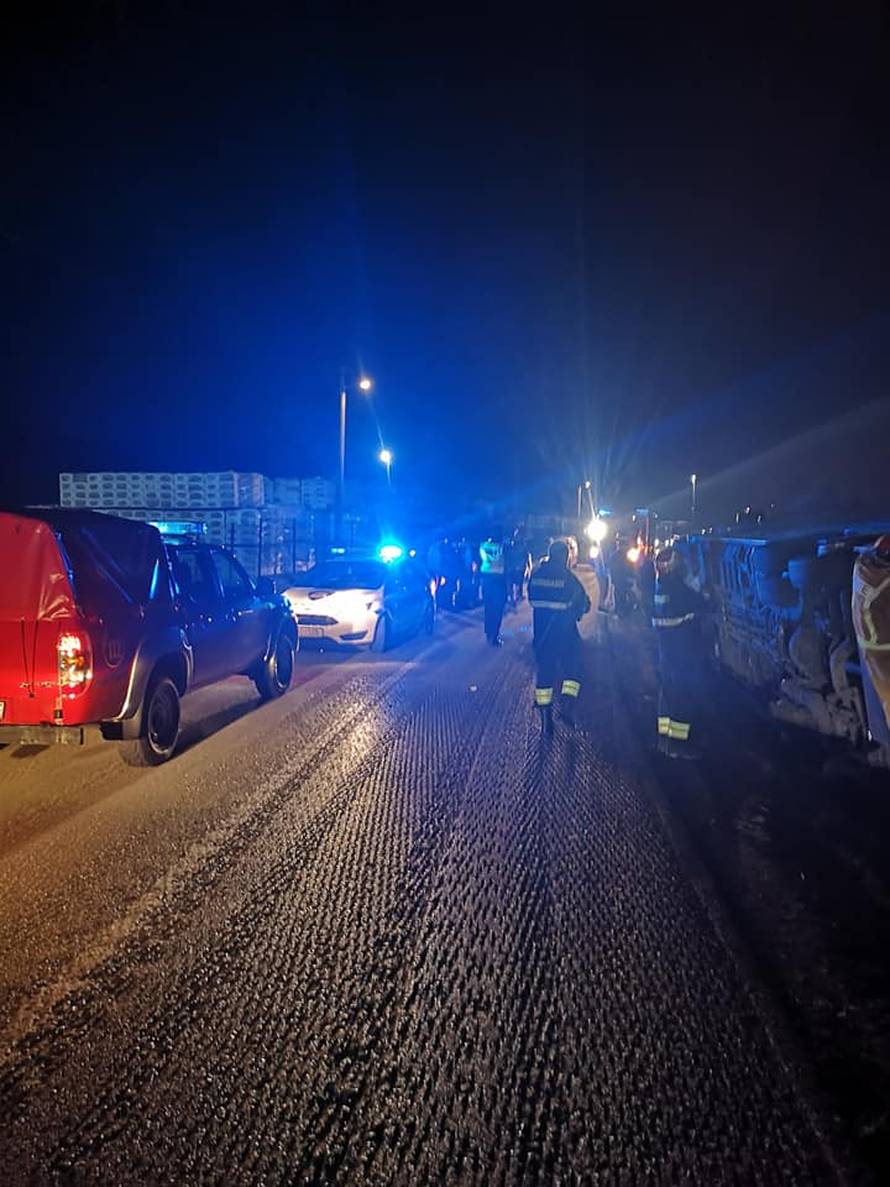 Kod Bedenice se prevrnuo bus