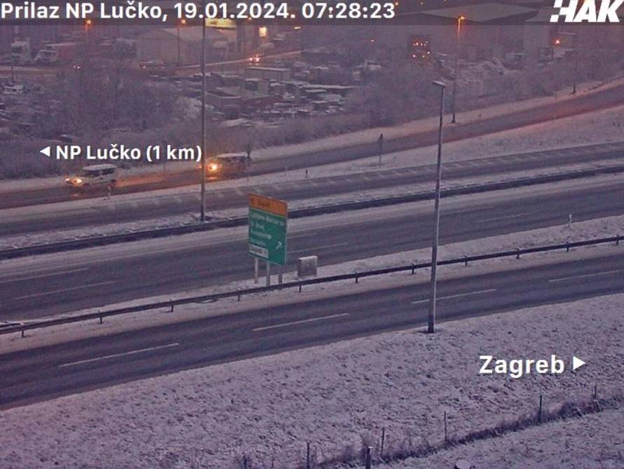 Ne krećite na put bez zimske opreme. Kolona na A2 kod Zaprešića oko tri kilometra