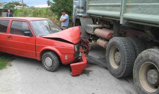 Mladić je prebrzo vozio auto pa naletio na kamion