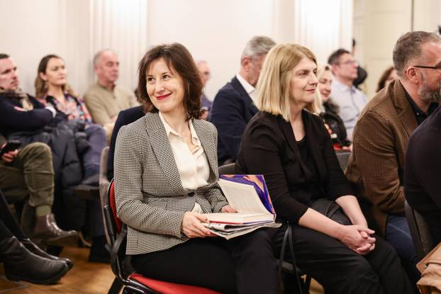 Zagreb: Promocija knjige Žene koje mašu rukama Jadranke Kosor