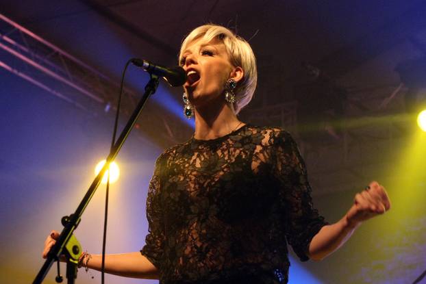 Zapreši?: Jelena Rozga na RujanFestu nastupila s kratkom perikom