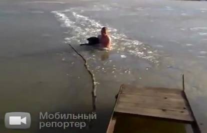Video: Skočio u hladnu rijeku, spasio psa i zagrijao se votkom