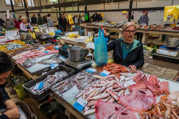 Split: Bogata ponuda ribe petkom u splitskoj ribarnici