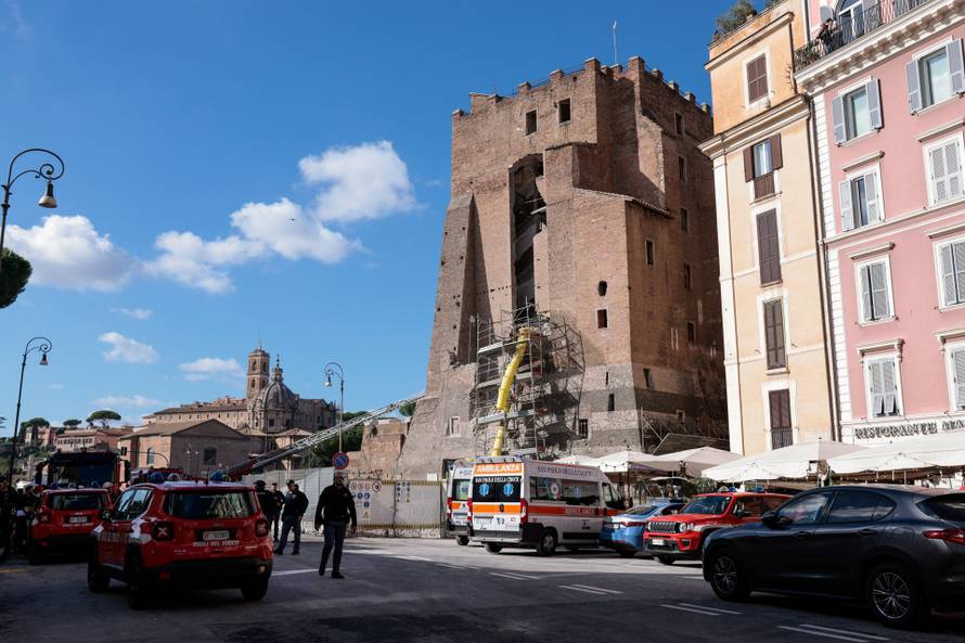 Part of Torre dei Conti tower collapses in Rome