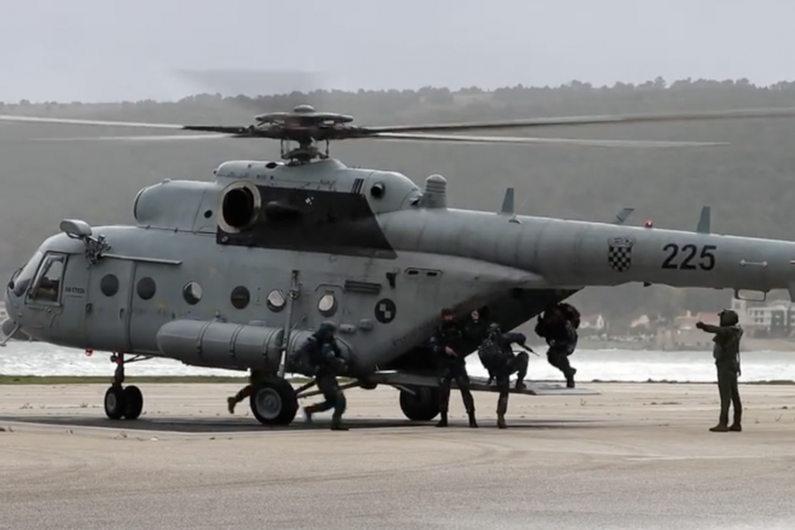 Budući hrvatski marinci na uvježbavanju zračnog desanta