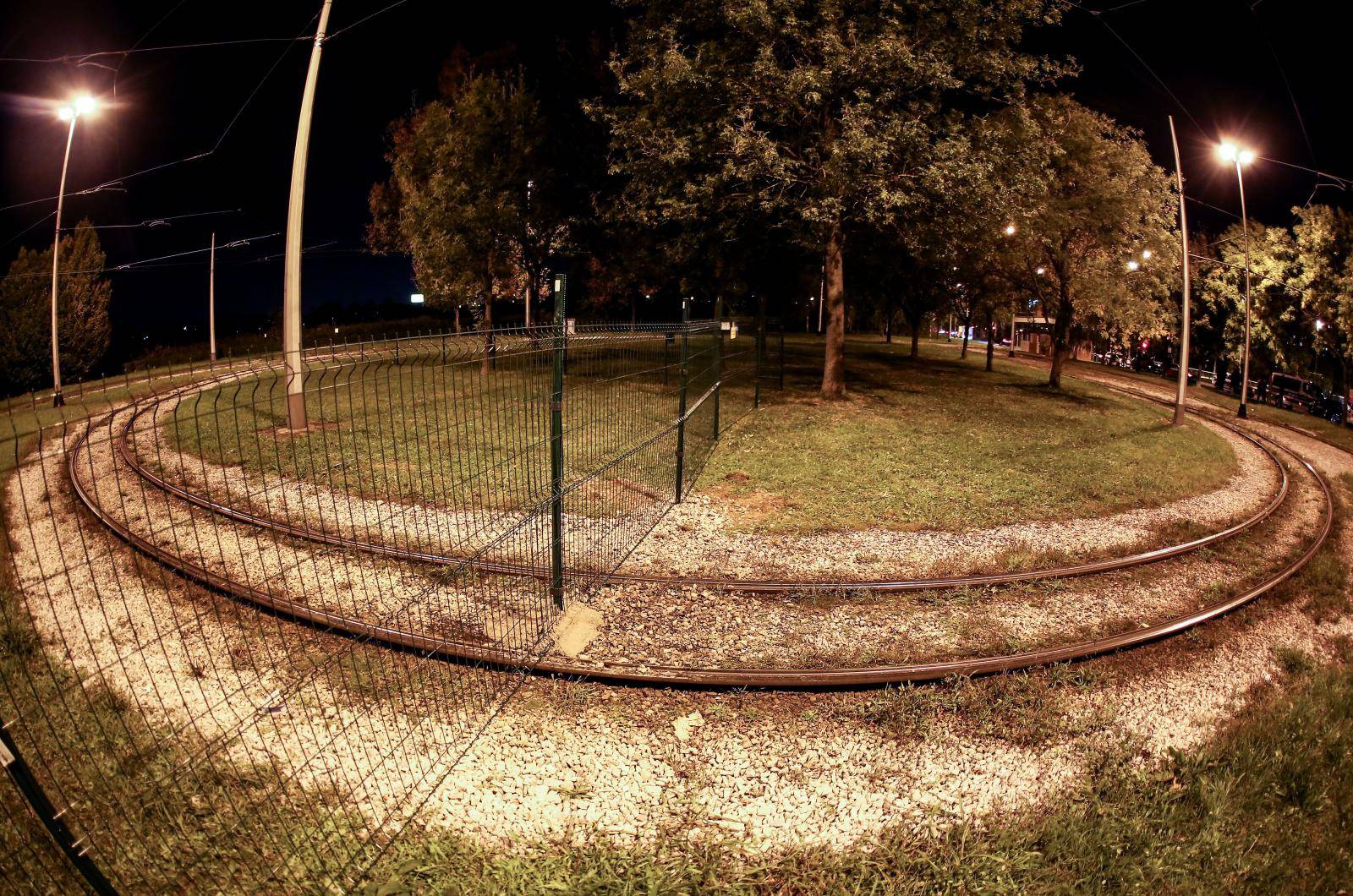 Zagreb: Obitelj postavila ogradu preko tramvajske pruge na okretiÅ¡tu u PreÄkom