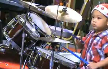 Mali bubnjar Howard Wong (3) svira u tatinom bendu
