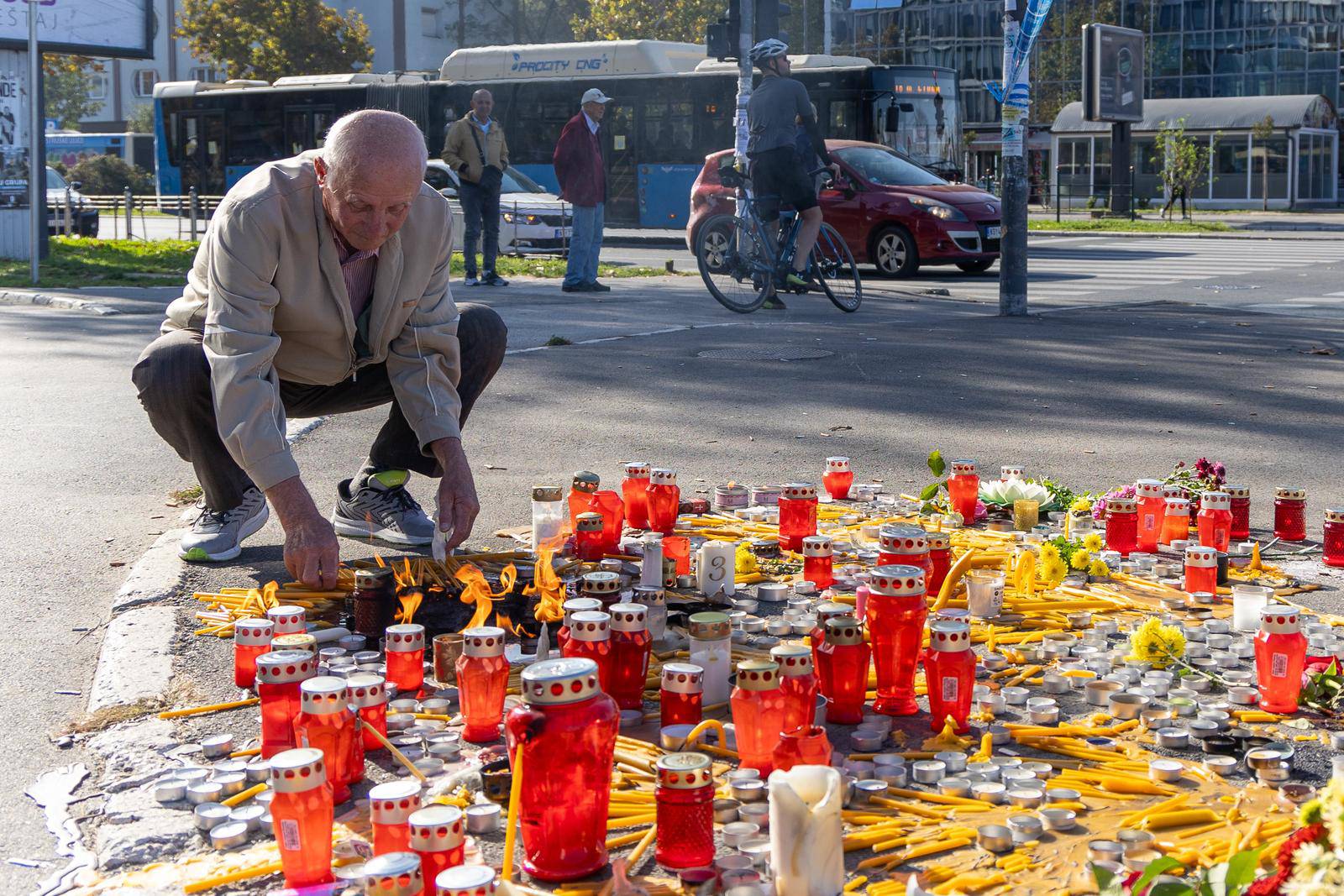 Novosađani pale svijeće za žrtve nezapamćene tragedije