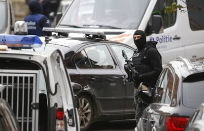 Priveli su dvojicu muškaraca povezanih s napadom u Parizu