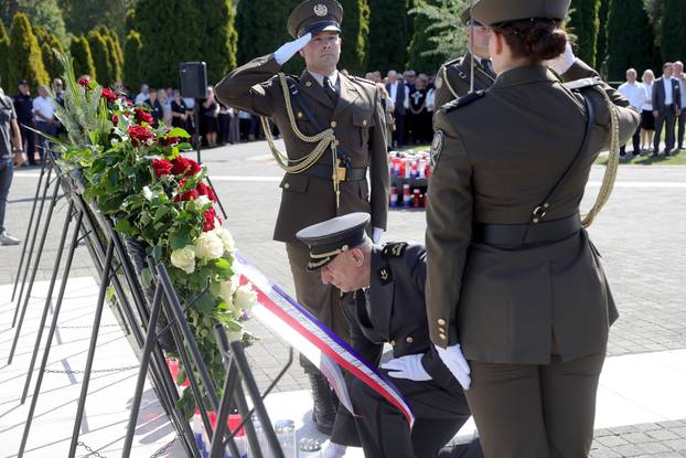 Vukovar: Polaganje vijenaca na Memorijalnom groblju povodom obilježavanja Dana sjećanja na nestale