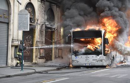 U centru Rima planuo gradski autobus, vozač spasio putnike