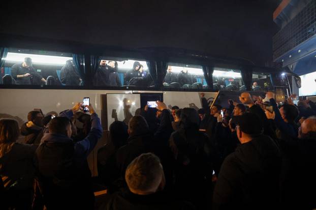 Zagreb: Navijači Dinama dočekali igrače ispred stadiona u Makisimiru nakon pobjede u derbiju protiv Hajduka