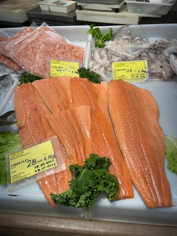 FOTO Građani šokirani! Za kilu janjetine 20 eura, rajčice po 7, a orada na Dolcu čak 28 eura