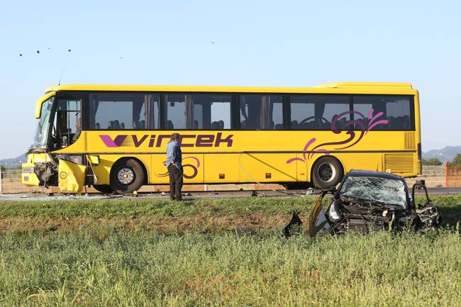 Kako bi izbjegao veću nesreću, vozač busa skrenuo na auto