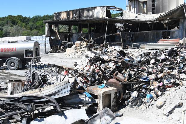 Nakon velikog požara tvornica Baumit u Siraču potpuno je uništena