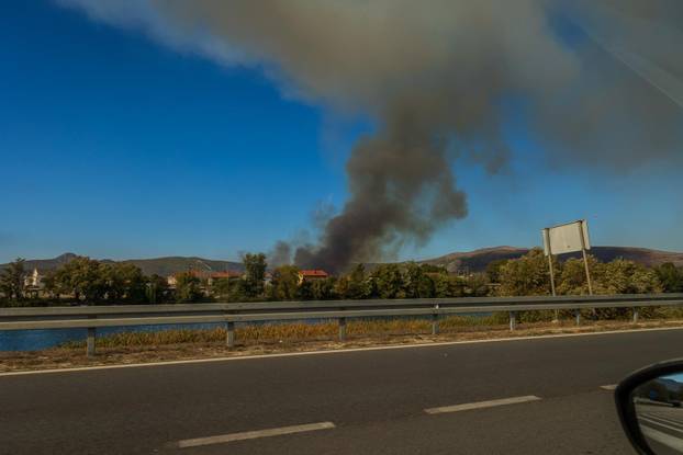 Opuzen: Izbio požar kod mjesta Vid u blizini Metkovića