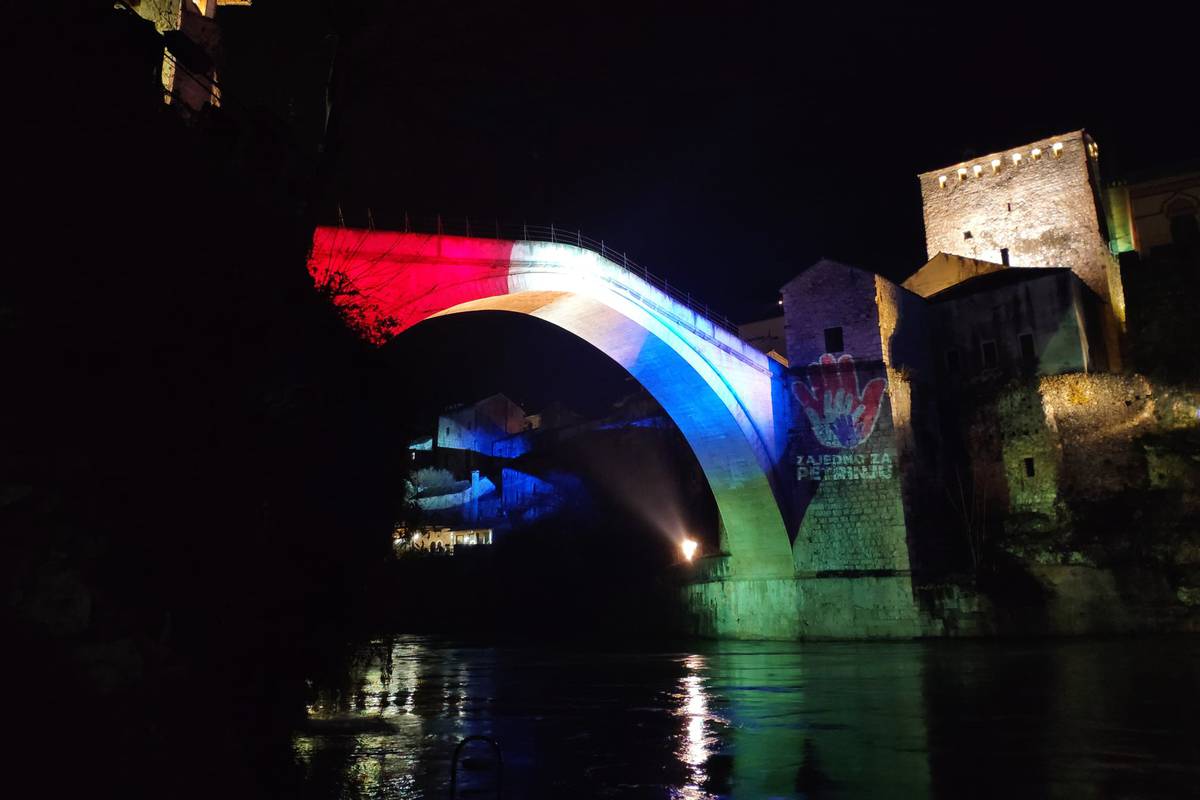 'Zajedno za Petrinju': Stari most u Mostaru u bojama Hrvatske