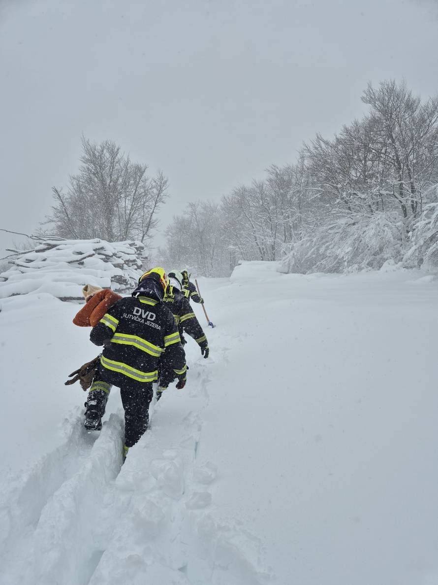 DRAMA NA PLITVICAMA Obitelj zapela u snijegu, vatrogasci se pješice probijali kroz nanose