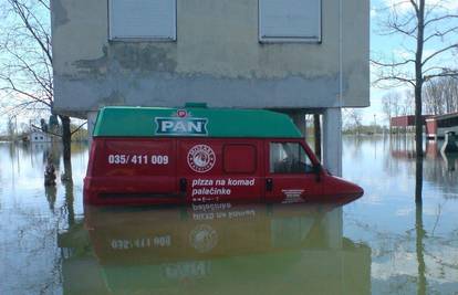 Na poplavljenom kupalištu u Sl. Brodu 'zaplivao' je i kombi