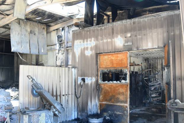 Nakon velikog požara tvornica Baumit u Siraču potpuno je uništena