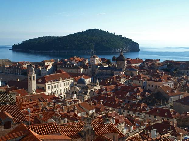 Dubrovnik: Grad prepun turista koji uživaju u blagdanima