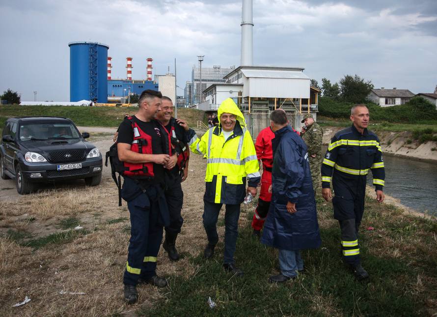 Zagreb: Izvlačenje broda nasukanog na slapovima Save kod toplane