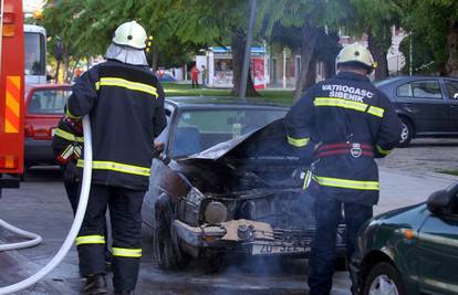 Na šibenskoj rivi izgorio Golf, vozač ga sam gasio