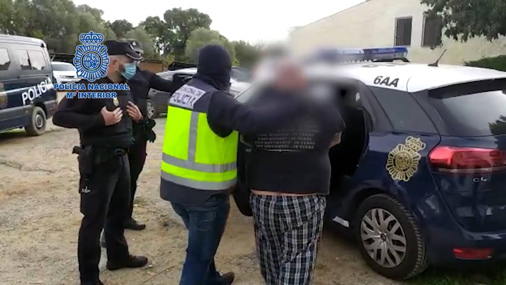 VIDEO Policija upala u sjedište zloglasne skupine Barceloninih navijača: Oružje, droga, Hitler...