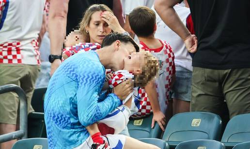 Dirljive scene nakon pobjede: 'Vatreni' as ljubio sina, Modri&cacute; &ccaron;estitao, Luka Su&ccaron;i&cacute; sa sestrama
