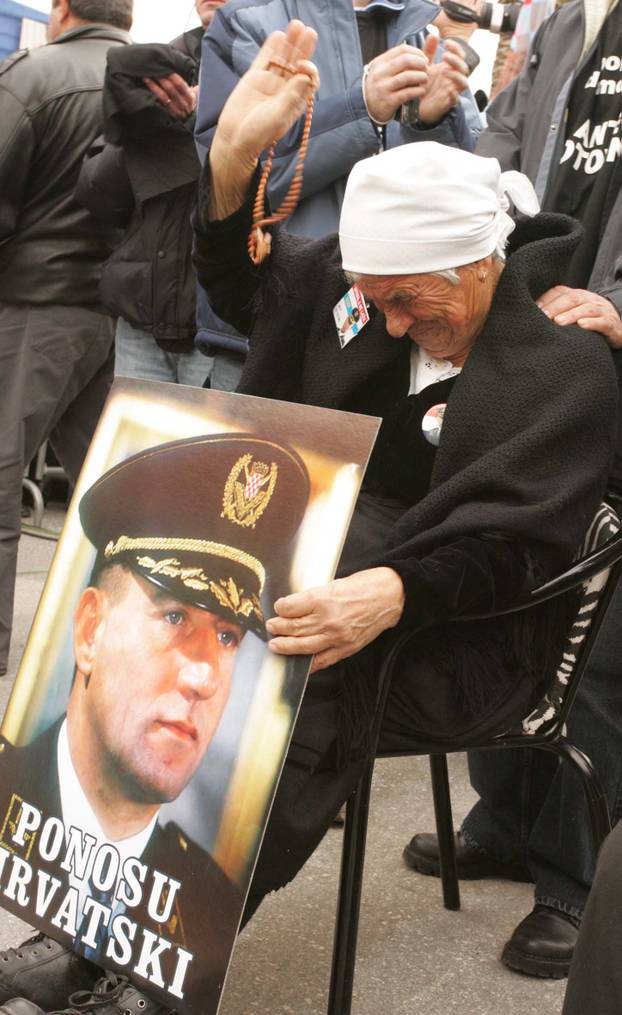 ARHIVA - Prepuna splitska riva tijekom skupa podrške uhićenom generalu  