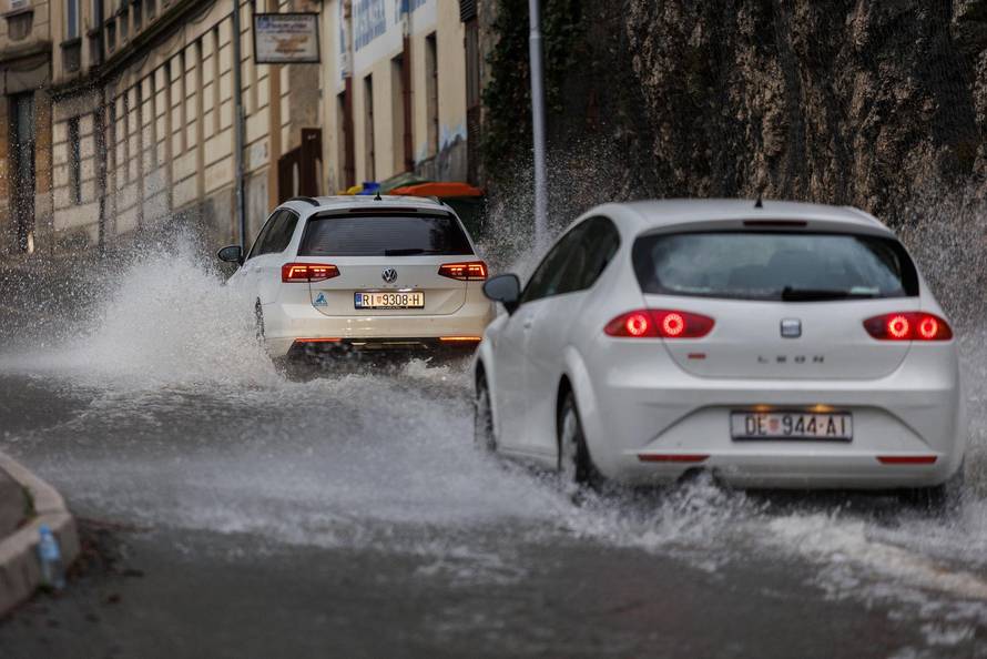 Rijeka: Zbog obilne kiše podignute su šahte iz kojih se slijevaju potoci
