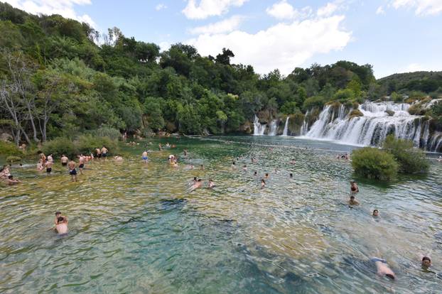 Turisti uživaju u ljepotama i kupanju na Slapovima Krke