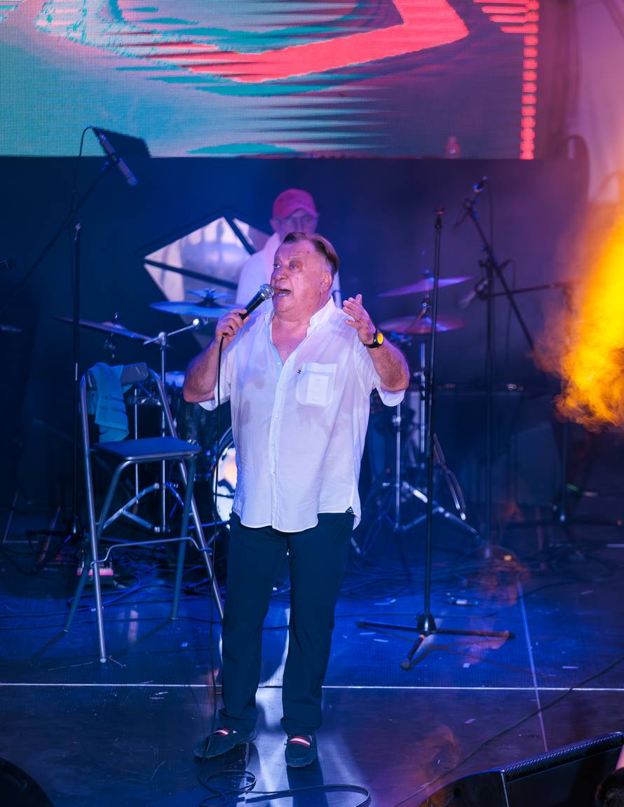 Preminuo je Halid Bešlić